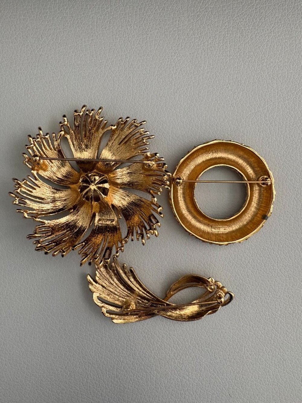 Three Vintage Gold Tone Signed Monet Brooches - Picture 2 of 8